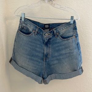 BDG - URBAN OUTFITTERS JEAN SHORTS: Medium Wash, Mom High-Rise Short, Size 29